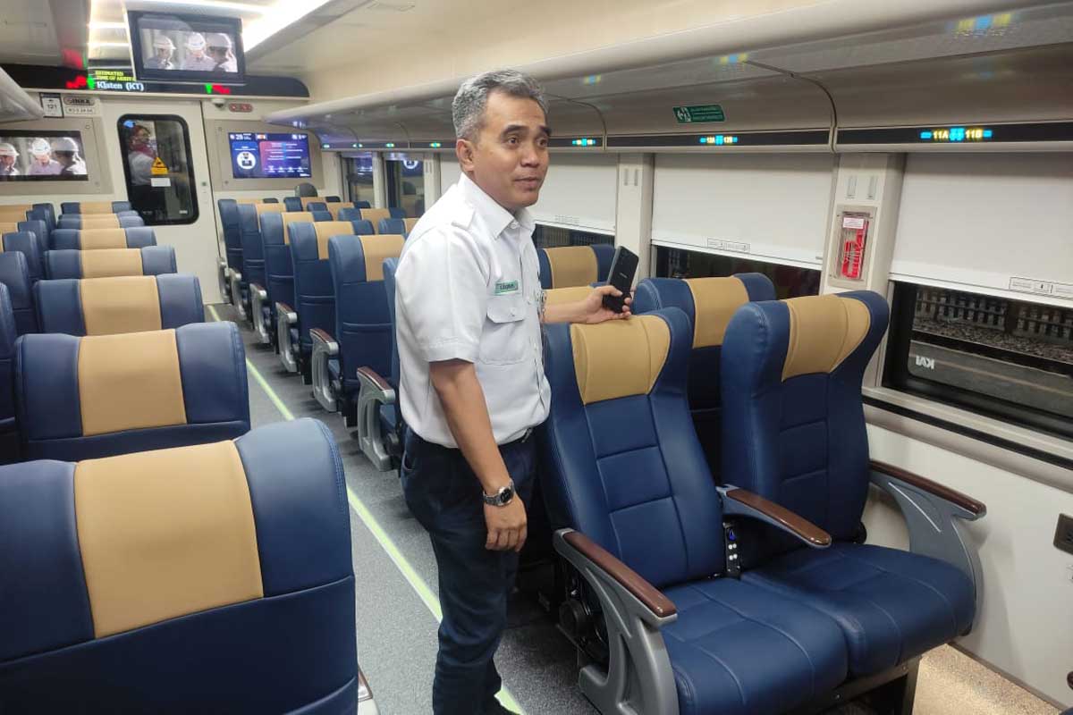 Manager Humas KAI Daop 8 Surabaya, Luqman Arif menunjukkan kursi tipe captain seat yang dapat diatur arah dan kemiringannya. (rhd) - KAI Luncurkan Kereta Ekonomi Stainless Steel New Generation pada KA Majapahit