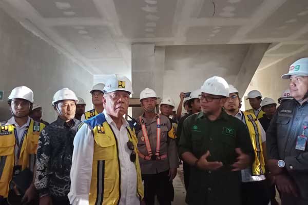 Menteri PUPR RI, Basuki Hadimuljono saat melakukan pengecekan ke Pasar Kolpajung Pamekasan. (Seru.co.id/udi) - Pembangunan Pasar Kolpajung Pamekasan Capai 60 Persen, Menteri PUPR: Ventilasi Terlalu Sempit