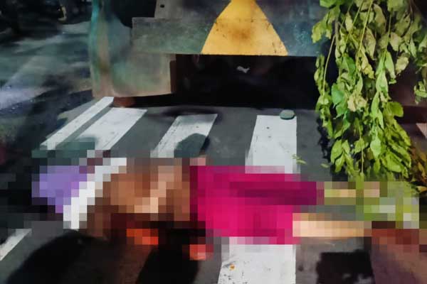 Nenek yang tewas tergeletak sesaat usai menabrak dump truck yang parkir. (Seru.co.id/mzm) - Seorang Nenek di Jember Tewas Usai Tabrak Dump Truck Parkir