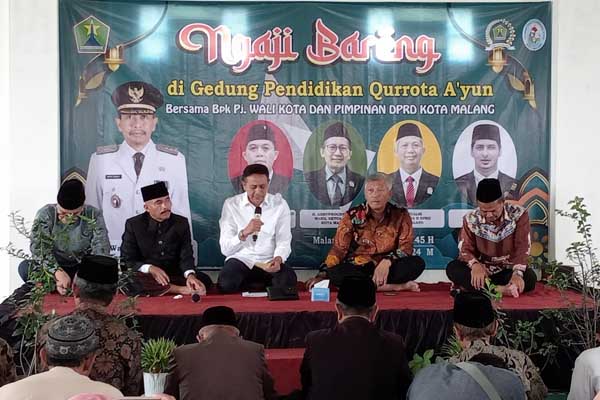 Ngaji bareng di gedung baru Qurrota A'yun bersama Pj Wali Kota Malang dan pimpinan DPRD Kota Malang. (Seru.co.id/afi) - Peletakan Keramik Pertama Gedung Baru, Pj Wali Kota Malang Berharap Qurrota A'yun Bermanfaat untuk Kota Malang