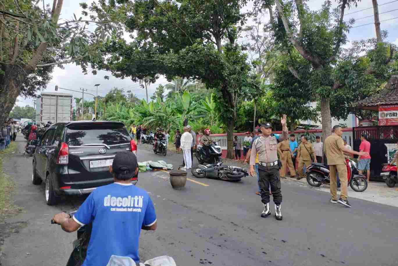 Hendak Menyalip, Seorang Pengendara Roda Dua di Dampit Tewas Terlindas Tronton