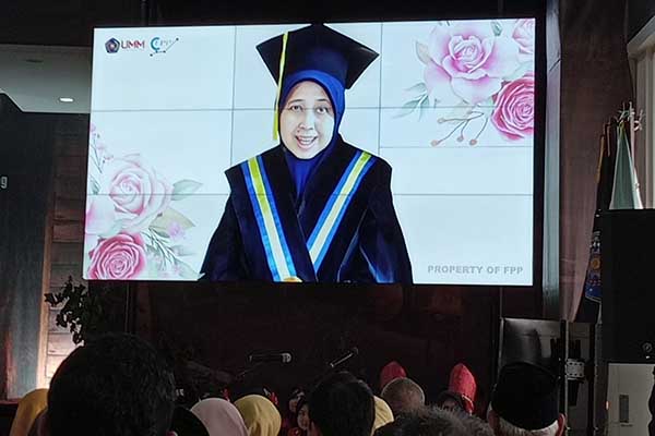 Orasi ilmiah almarhumah Prof Maftuchah menggunakan AI. (afi) - Dibalik Kisah Orasi Ilmiah Guru Besar Anumerta UMM Prof Maftuchah Gunakan AI