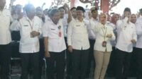 Pj Bupati Pamekasan (tengah) di dampingi para asisten dan beberapa kepala OPD saat berjoget dan bernyanyi lagu OK GAS di acara pelantikan PPPK. (Seru.co.id/udi) - Nyanyikan dan Joget Lagu Prabowo Gibran di Pelantikan PPPK, Pj Bupati Pamekasan: Saya Minta Maaf