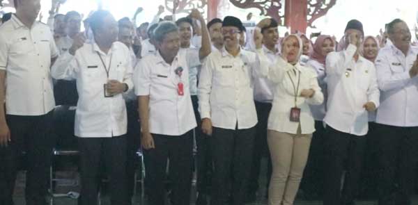 Pj Bupati Pamekasan (tengah) di dampingi para asisten dan beberapa kepala OPD saat berjoget dan bernyanyi lagu OK GAS di acara pelantikan PPPK. (Seru.co.id/udi) - Nyanyikan dan Joget Lagu Prabowo Gibran di Pelantikan PPPK, Pj Bupati Pamekasan: Saya Minta Maaf