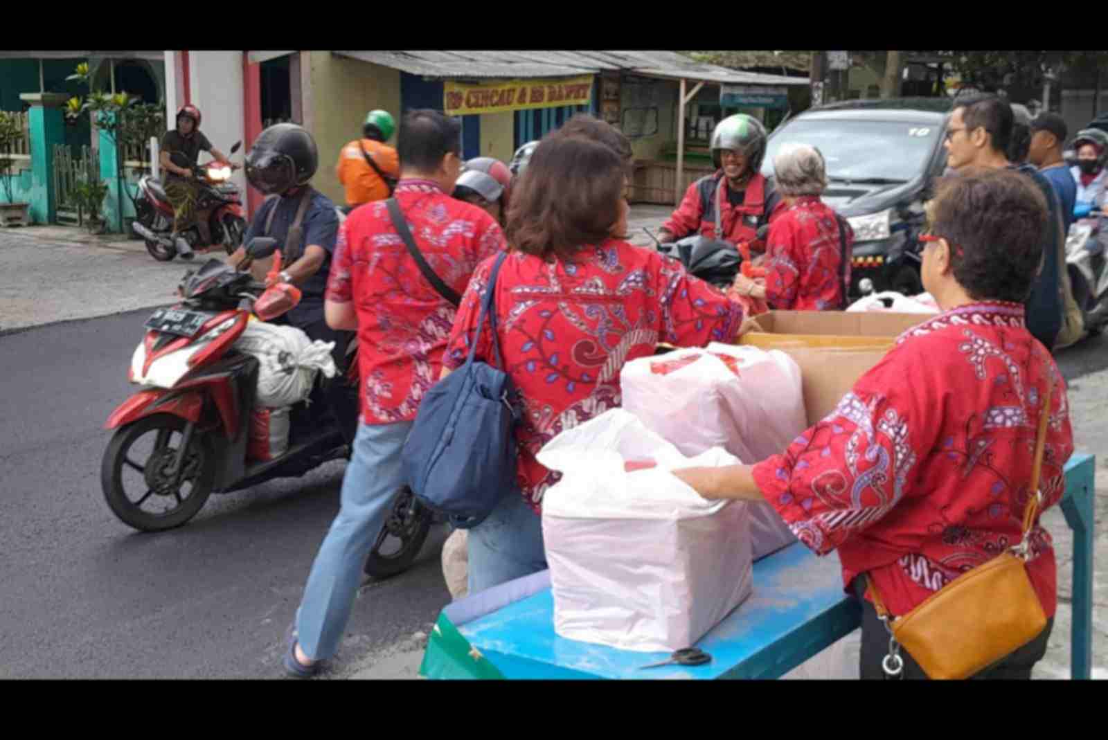 Kuatkan Toleransi , PSMTI Kabupaten Malang Bagikan Ratusan Paket Takjil