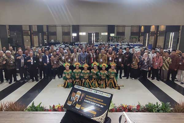 Para peserta FKKA PTNBH berfoto bersama. (rhd) - FKKA PTN-BH Dorong Beragam Sublimasi Peran Perguruan Tinggi