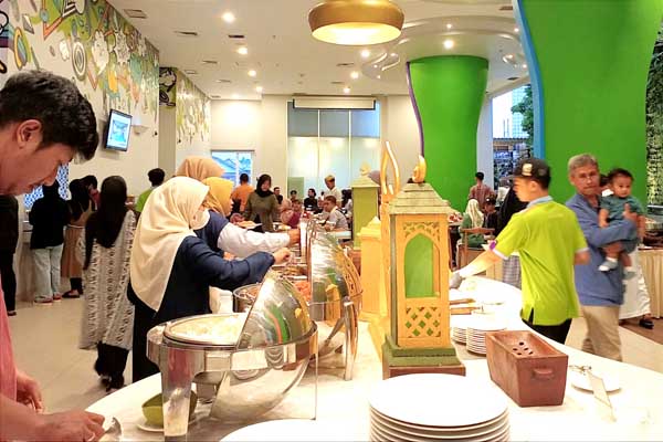 Para tamu memilih menu buffet yang disukainya. (rhd) - ibis Styles Malang Suguhkan Ramadan Nusantara Festive dan Halal Bihalal Package