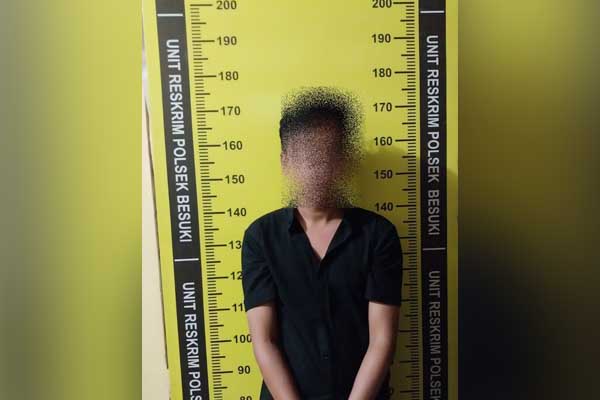 Pelaku dan barang bukti yang diamankan polisi. (Seru.co.id/aza) - Lagi Asik Main Togel di Sebuah Warung Saat Ramadan, Warga Jatibanteng Diciduk Polisi