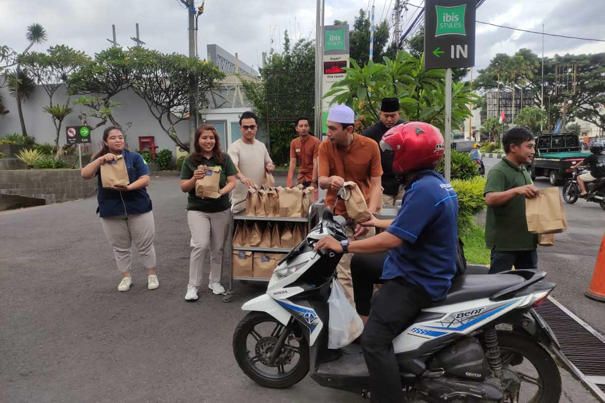 Pembagian takjil kepada pengendara yang melintas. (rhd) - Ibis Style Malang Berbagi Kebahagiaan Bersama Anak PA At-Taufiq dan Pengendara