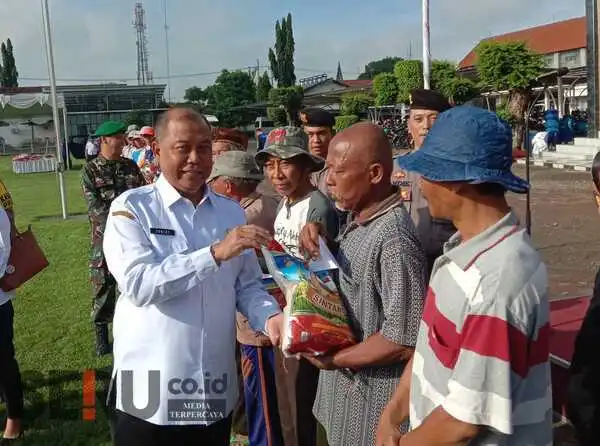 Pemkab Jombang melalui Dinas Sosial Serahkan Bansos bagi PPKS dan PSKS