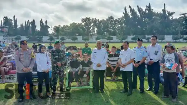 Pemkab Jombang melalui Dinas Sosial Serahkan Bansos bagi PPKS dan PSKS