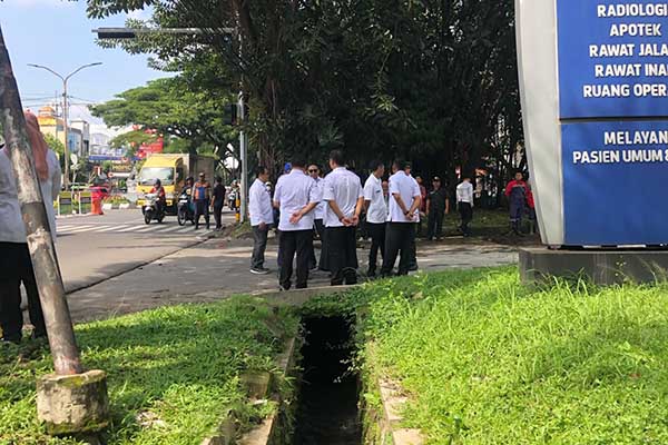 Pemkot Malang meninjau saluran air di depan RS UB. (afi) - Pemkot Malang Ajukan Bantuan Tuntaskan Banjir di Sepanjang Jalan Suhat