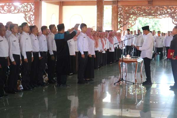 Penandatanganan PPPK secara simbolis oleh Penjabat Bupati Pamekasan. (Seru.co.id/udi) - Pj Bupati Pamekasan Kukuhkan 445 PPPK di Lingkungan Pemerintah Kabupaten