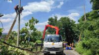 Pasokan Listrik dan Lalu Lintas Terganggu di Sumawe Akibat Tiang Listrik dan Pohon Roboh
