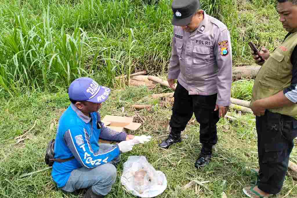 Mayat Bayi Perempuan Dengan Tali Pusar Ditemukan di Aliran Sungai Brantas.