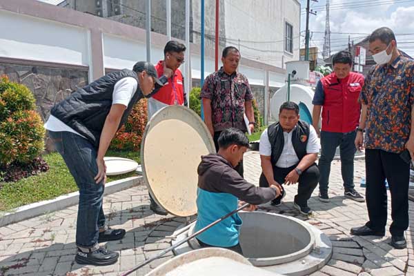 Pengecekan kadar air di tangki penyimpanan SPBU, disaksikan Satreskrim Polres Malang dan Pertamina Malang Raya. (afi) - Antisipasi Kecurangan Penjualan BBM, Satreskrim Polres Malang Tinjau SPBU