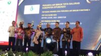SIMBOLIS: Penghargaan diserahkan oleh Ketua Dewan berikut Ketua Penyelenggara Top BUMD Awards, Djohermansyah Djohan di Jakarta. (Seru.co.id/mam) - Perumda Air Minum Tirta Baluran Situbondo Raih Tiga Penghargaan di Top BUMD Awards 2024