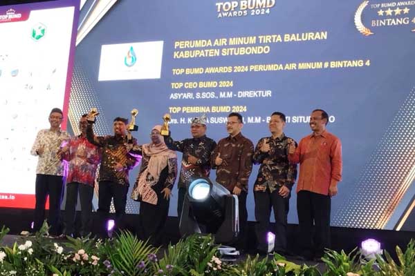 SIMBOLIS: Penghargaan diserahkan oleh Ketua Dewan berikut Ketua Penyelenggara Top BUMD Awards, Djohermansyah Djohan di Jakarta. (Seru.co.id/mam) - Perumda Air Minum Tirta Baluran Situbondo Raih Tiga Penghargaan di Top BUMD Awards 2024