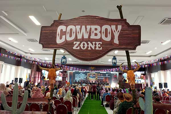 Pengukuhan guru besar FPP berlangsung unik bertemakan Cowboy, namun mengharukan. (afi) - UMM Kukuhkan Pasutri Prof Maftuchah dan Prof Aris Winaya, Meski Sang Istri Berpulang