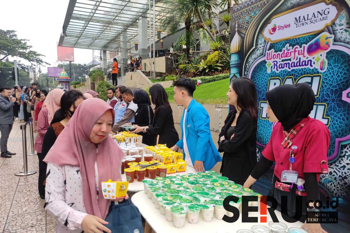 Pengunjung Matos antri dengan tertib memilih takjil yang disuguhkan. (rhd) - Wonderful Ramadan Matos Berbagi Ribuan Takjil Gratis, Hitungan Setengah Jam Ludes