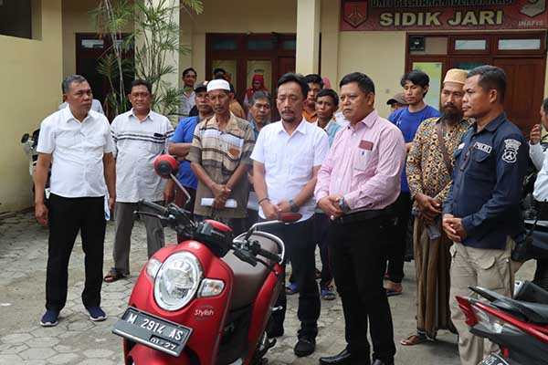 Penyerahan secara simbolis yang dilakukan tim Polres Pamekasan kepada pemilik kendaraan bermotor. (Seru.co.id /udi) - Polres Pamekasan Kembalikan 15 Motor Hasil Curian Pasutri pada Pemilik Sah