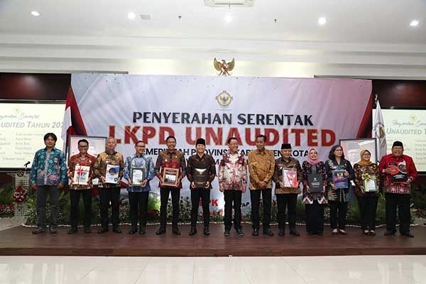 Penyerahan serentak LKPD Unaudited di BPK Jawa Timur. (pro) - Bentuk Transparansi dan Akuntabilitas, Pj Wali Kota Malang Serahkan LKPD 2023 Unaudited ke BPK