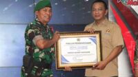 Personel Kodim 0833 terima penghargaan 'Babinsa Sahabat Wartawan' PWI Malang Raya. (ist) - Personel Kodim 0833 Terima Penghargaan 'Babinsa Sahabat Wartawan' PWI Malang Raya