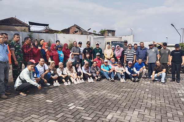 Personel Koramil Klojen dan peserta senam bersama Forkopimcam. (rhd) - Jalin Sinergisitas, Personel Koramil Klojen Senam Bersama Forkopimcam