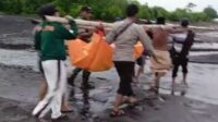 Petugas Polsek Besuki saat mengevakuasi mayat tanpa identitas tersebut ke kamar mayat RSU Besuki, Situbondo. (Seru.co.id/aza) - Diduga Pemancing yang Hilang, Sosok Mayat Tergeletak di Pantai Situbondo