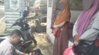 Petugas Satlantas Polres Batu saat menggeledah isi tas terduga pelaku pencurian baju. (ist) - Diduga Baru "Ngutil" Baju, Satlantas Polres Batu Amankan Dua Perempuan Asal Pasuruan