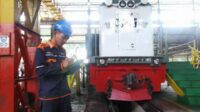 Petugas sedang memastikan kesiapan armada lokomotif. (ist) - Puluhan Kereta dan Lokomotif di Daop 9 Jember Siap Digunakan pada Angkutan Lebaran 2024