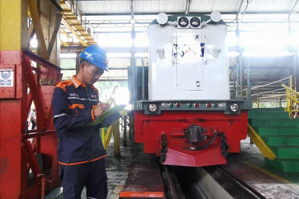 Petugas sedang memastikan kesiapan armada lokomotif. (ist) - Puluhan Kereta dan Lokomotif di Daop 9 Jember Siap Digunakan pada Angkutan Lebaran 2024
