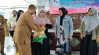Pj Bupati Jombang saat membuka pasar murah, bertempat di Pendopo kecamatan Peterongan Kabupaten Jombang, Senin (4/3/2024). (Seru.co.id/wis) - Pj Bupati bersama Disparitas dan Perumda Aneka Usaha Salurkan Beras Murah pada Masyarakat