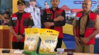 Pj Wali Kota Malang, Wahyu Hidayat memberikan sambutan. (wul) - Pj Wali Kota Malang Gelontorkan 5 Ton Beras SPHP Bagi Warga Arjowinangun Kedungkandang