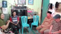Pj Wali Kota Malang berdialog bersama keluarga almarhum Wahyu Widiyanto. (afi) - Takziah ke Rumah Duka Wahyu Widiyanto, Pj Wali Kota Malang: Turut Berdukacita