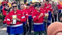 Pj Wali Kota Malang bersama Forkopimda plus mengarak Piala Adipura. (ws11) - Pj Wali Kota Malang Ajak Masyarakat Solid Raih Adipura Kencana Tahun Mendatang