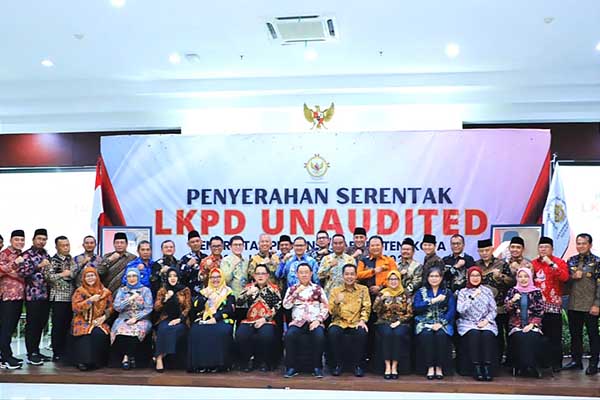 Pj Wali Kota Malang bersama Gubernur dan seluruh Bupati Jawa Timur serahkan LKPD 2023 Serentak. (pro) - Bentuk Transparansi dan Akuntabilitas, Pj Wali Kota Malang Serahkan LKPD 2023 Unaudited ke BPK
