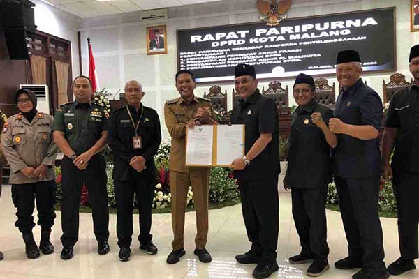 Pj Wali Kota Malang bersama pimpinan DPPD Kota Malang usai pengesahan Ranperda Penyelenggaraan Perpusatakaan. (wul) - Pemkot Malang Bakal Renovasi Perpustakaan Lama Jadi Modern