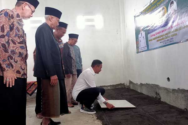 Pj Wali Kota Malang letakkan keramik pertama gedung baru Qurrota A'yun. (Seru.co.id/afi) - Peletakan Keramik Pertama Gedung Baru, Pj Wali Kota Malang Berharap Qurrota A'yun Bermanfaat untuk Kota Malang