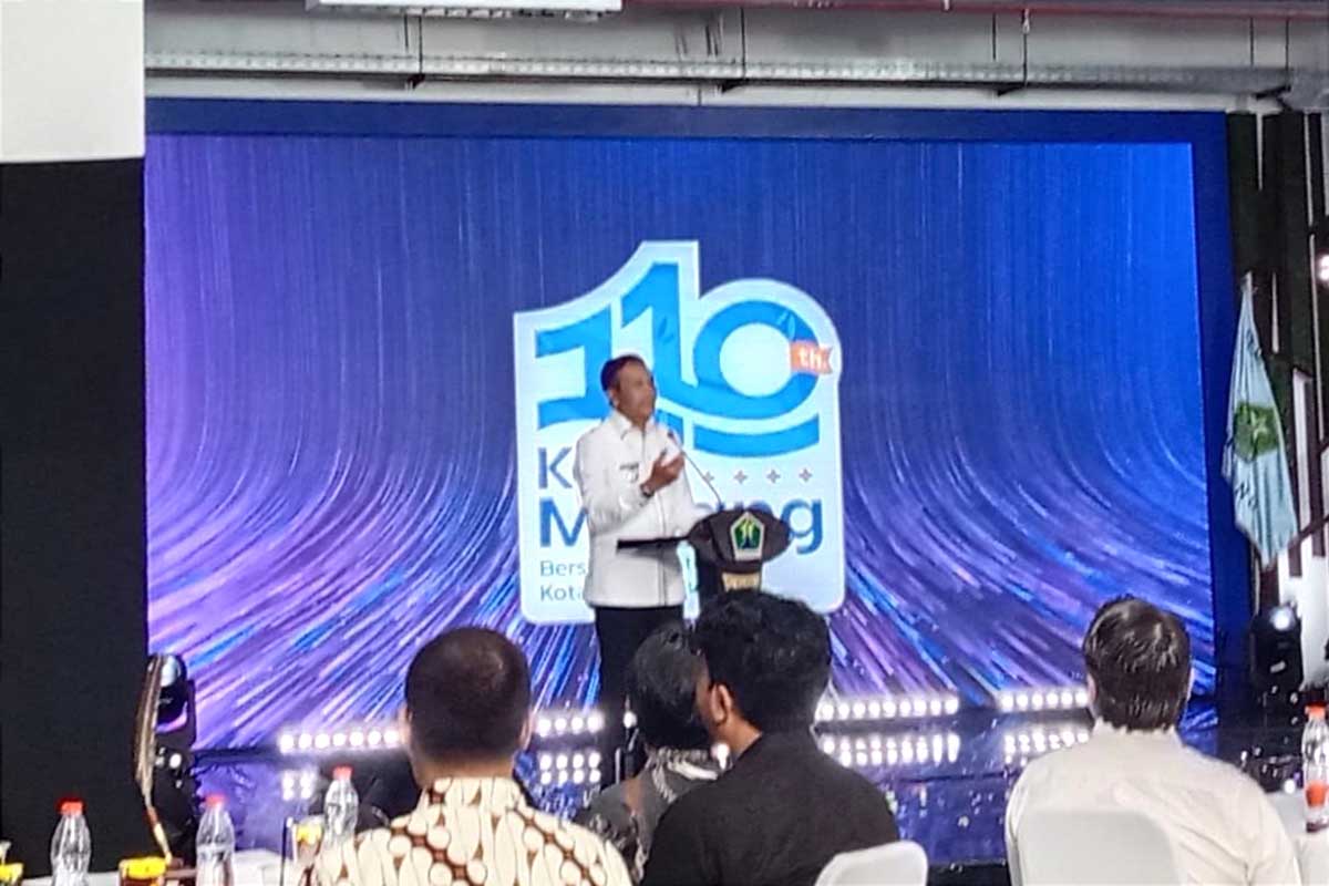 Pj Wali Kota Malang mengapresiasi karya desainer dan tema yang diusung dalam logo HUT ke-110 Kota Malang. (ws11) - Pj Wali Kota Luncurkan Logo HUT Ke-110 Kota Malang