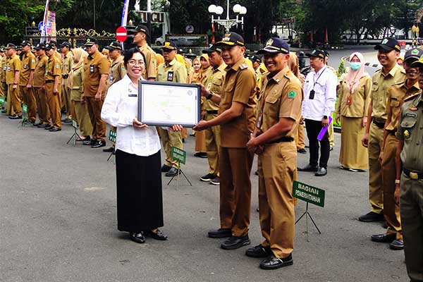 Pj Wali Kota menerima penghargaan dari Dispussipda yang meraih Sertifikat Standar Nasional Perpustakaan Predikat Akreditasi A. (rhd) - Pj Wali Kota Malang Apresiasi Penghargaan BPJS Ketenagakerjaan, Dispussipda dan Satpol-PP