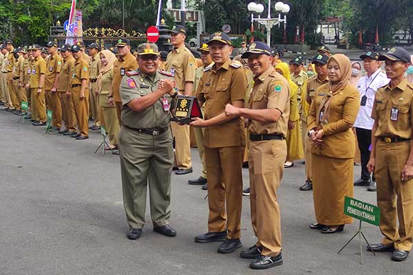 Pj Wali Kota menerima penghargaan dari Satpol-PP yang meraih penghargaan Karya Bakti Satpol-PP dari Mendagri. (rhd) - Pj Wali Kota Malang Apresiasi Penghargaan BPJS Ketenagakerjaan, Dispussipda dan Satpol-PP
