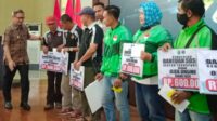 Giliran Ratusan Pengemudi Ojek dan Ojol Terima Bansos dari Pemkot Batu