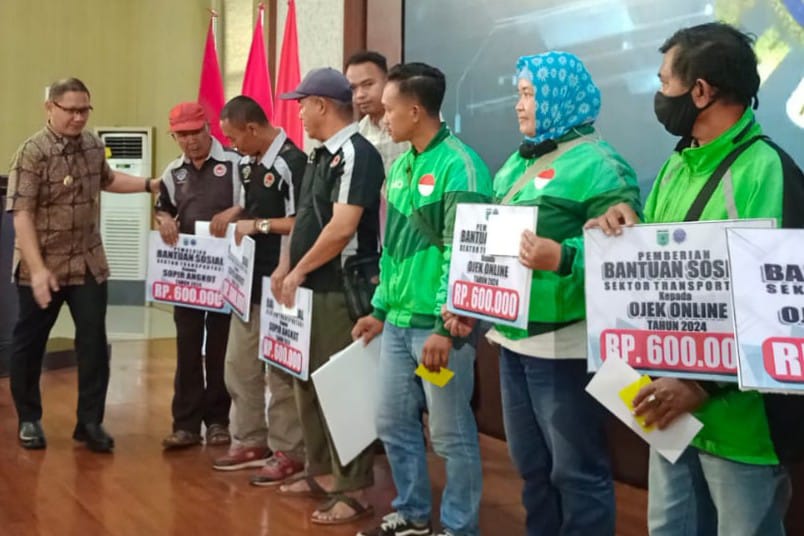 Giliran Ratusan Pengemudi Ojek dan Ojol Terima Bansos dari Pemkot Batu