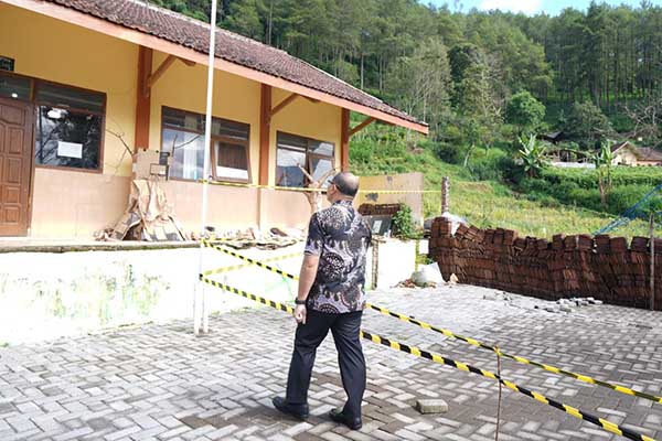 Pj. Wali Kota Batu mendatangi lokasi tanah retak di SD Satu Atap, Dusun Brau, Desa Gunungsari, Kecamatan Bumiaji Kota Batu. (ist) - Kunjungi lokasi Tanah Retak, Pj Wali Kota Batu Akan Relokasi Sekolah