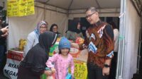 Pj. Wali Kota Batu menyapa warga yang berbelanja Sembako. (ist) - Distan KP Kota Batu Gelar Gerakan Pangan Murah Perdana Tahun 2024