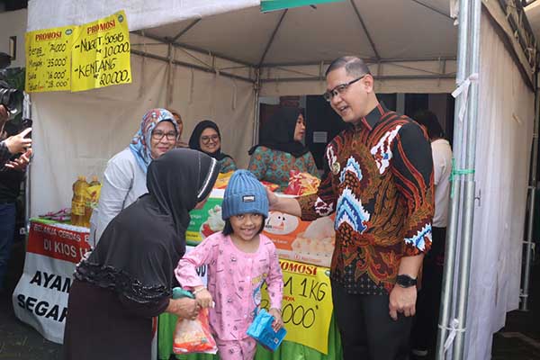 Pj. Wali Kota Batu menyapa warga yang berbelanja Sembako. (ist) - Distan KP Kota Batu Gelar Gerakan Pangan Murah Perdana Tahun 2024