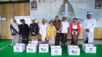 Pj. Wali Kota Batu menyerahkan bantuan Sembako bagi umat Hindu di Batu. (ist) - Pj. Wali Kota Bangga dengan Kerukunan Umat Beragama di Batu, Serahkan Bingkisan untuk Umat Hindu di Pura Giri Luhur Arjuna