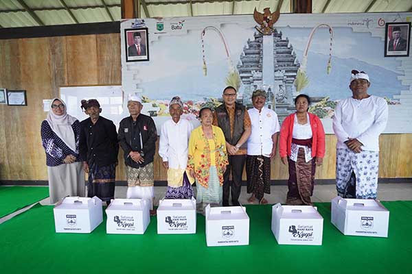 Pj. Wali Kota Batu menyerahkan bantuan Sembako bagi umat Hindu di Batu. (ist) - Pj. Wali Kota Bangga dengan Kerukunan Umat Beragama di Batu, Serahkan Bingkisan untuk Umat Hindu di Pura Giri Luhur Arjuna