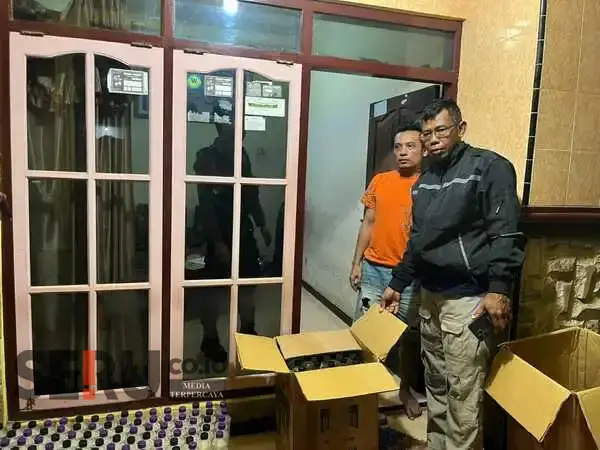 Polisi Amankan Ratusan Botol Miras dari Rumah Warga Mimbaan Situbondo